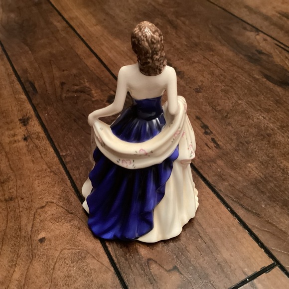 Royal Doulton Pretty Ladies Loved One figurine HN5147 - Picture 4 of 5
